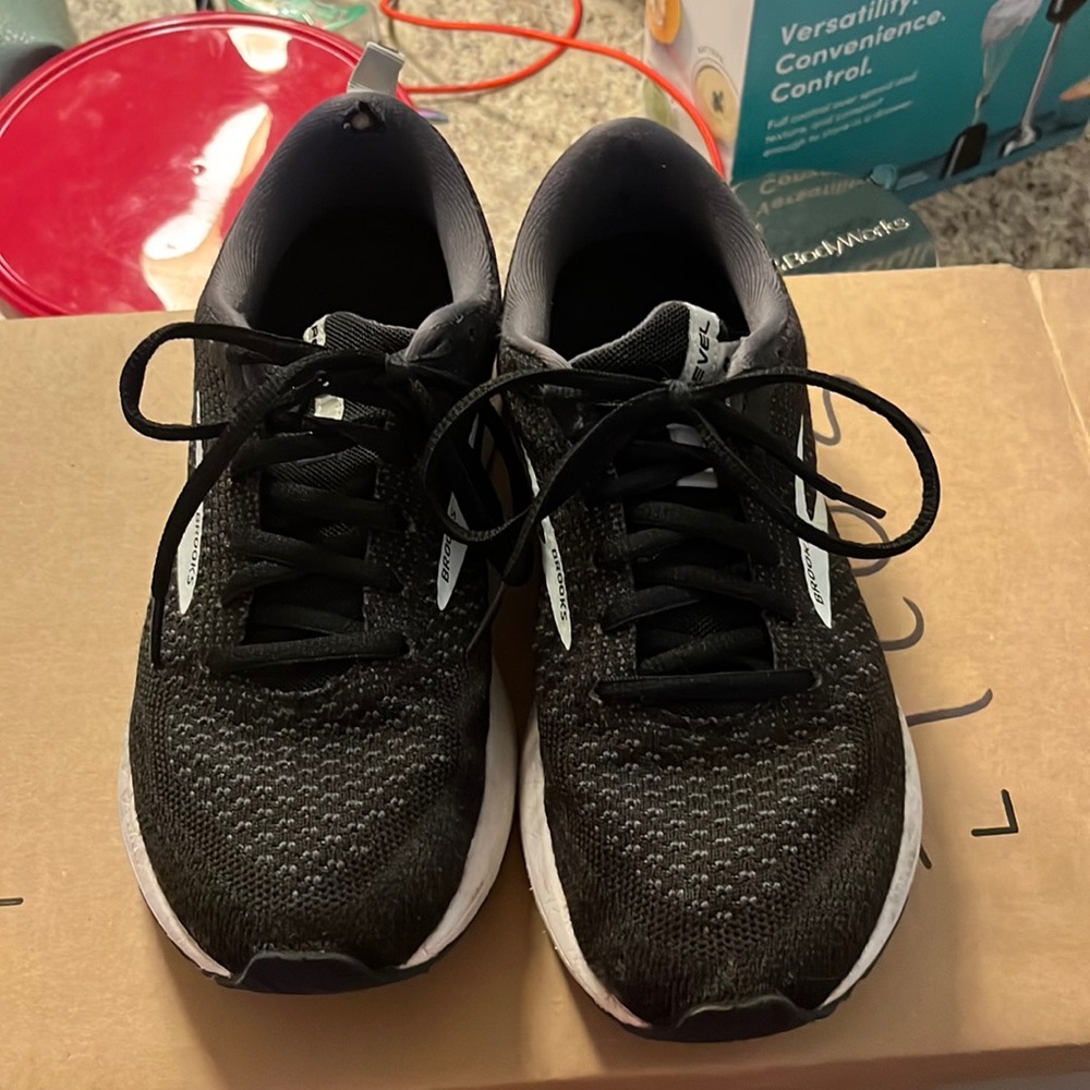 Black brooks revel women’s size 8